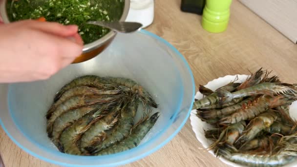 Camarones Marinados Manos Femeninas Encurtidos Camarones Crudos Tazón Cocina Casera — Vídeos de Stock