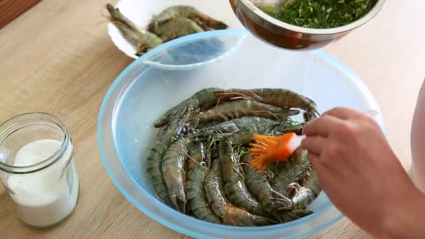 雌性手在自家厨房的碗里腌制生虾 后续行动 — 图库视频影像