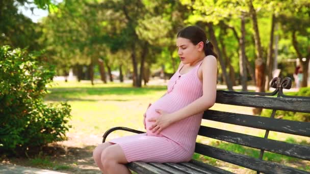 Těhotná Dívka Sedí Lavičce Parku Začíná Bolet Břicho Začne Správně — Stock video