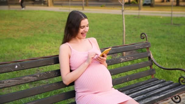 Joyeux Enceinte Jeune Femme Bavarder Sms Mari Famille Utilisant Smartphone — Video