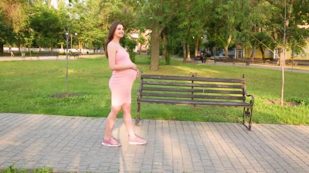 Donna Incinta Sente Felice Prendersi Cura Del Suo Bambino Giovane — Video Stock