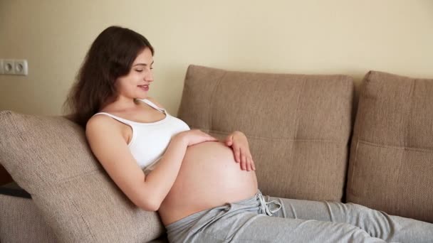 Retrato Carinho Mãe Acaricia Uma Barriga Grávida Nua Com Duas — Vídeo de Stock