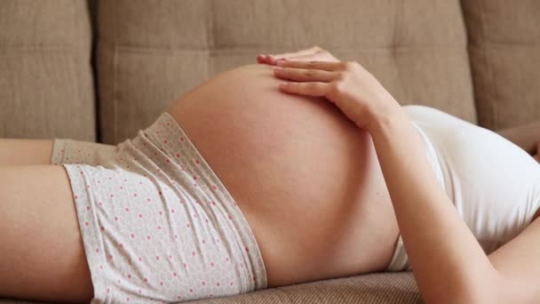 Een Zorgzame Moeder Streelt Een Naakte Zwangere Buik Met Twee — Stockvideo