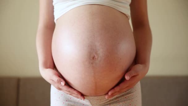 Une Mère Attentionnée Caresse Ventre Enceinte Deux Mains Sur Une — Video