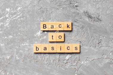 Tahta blokta yazan temel kelimeye geri dönelim. Tablo üzerindeki temel metne, konsept.