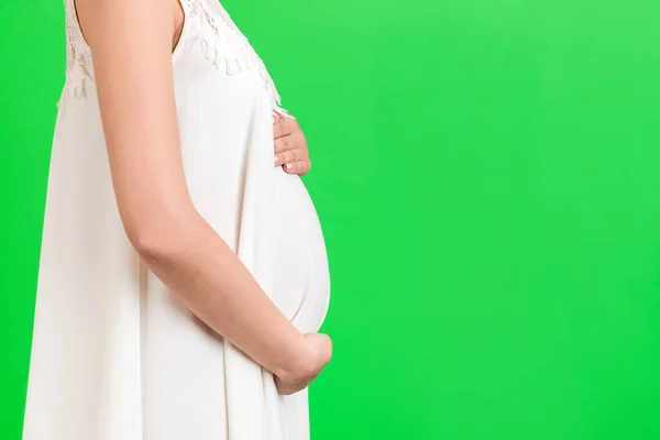 Close Van Zwangere Vrouw Witte Jurk Met Haar Buik Groene — Stockfoto