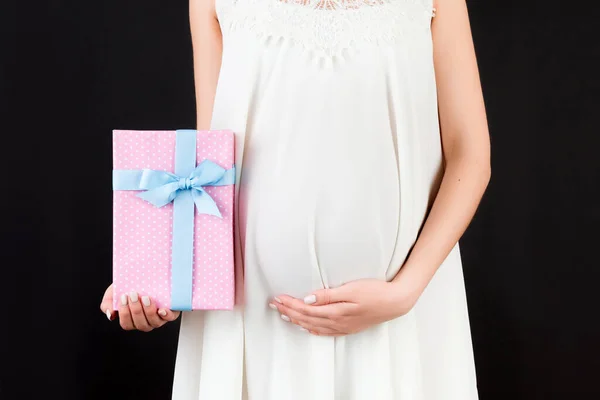 Крупный План Розовой Пятнистой Подарочной Коробки Руке Беременной Женщины Белом — стоковое фото