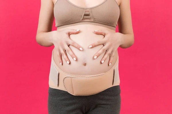 Primo Piano Della Fasciatura Della Gravidanza Vestita Sulla Donna Incinta — Foto Stock