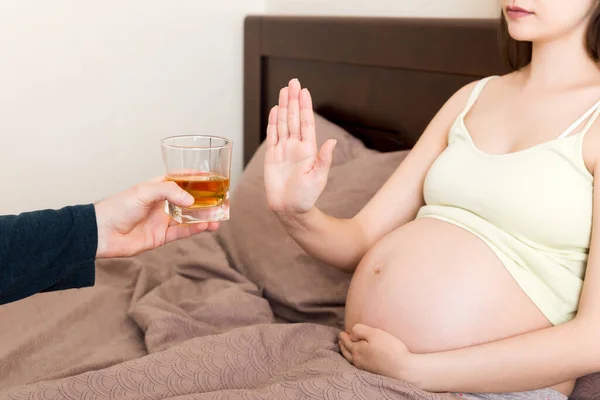 Κοντινό Πλάνο Έγκυος Γυναίκα Που Μένει Στο Κρεβάτι Αρνείται Πιει — Φωτογραφία Αρχείου