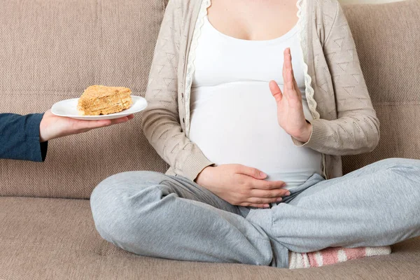 Primer Plano Mujer Embarazada Sentada Sofá Rechaza Deliciosas Rebanadas Pasteles — Foto de Stock