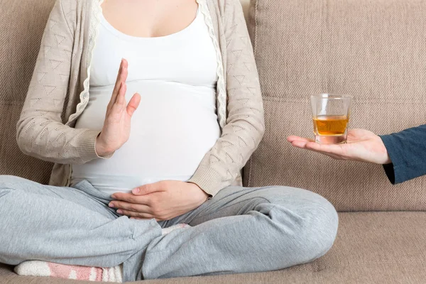 Primer Plano Mujer Embarazada Sentada Sofá Niega Beber Whisky Hace —  Fotos de Stock