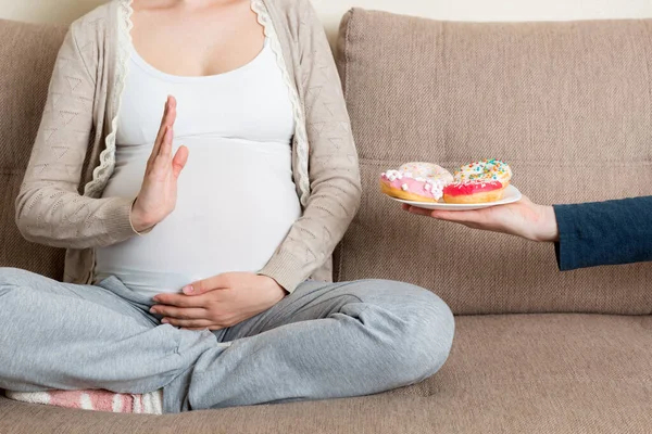 Primer Plano Mujer Embarazada Sentada Sofá Niega Comer Comida Chatarra — Foto de Stock