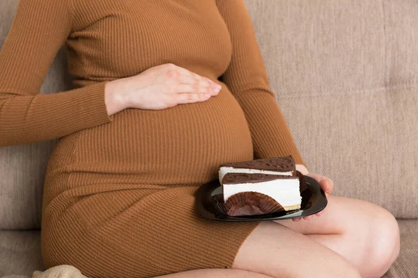 Närbild Upphetsad Gravid Kvinna Äter Bit Tårta Vilar Soffan Hemma — Stockfoto