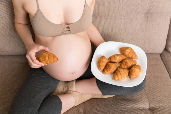 Close Mulher Grávida Sentada Sofá Está Comendo Croissants Prato Casa — Fotografia de Stock