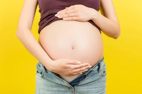 Primer Plano Mujer Embarazada Jeans Abiertos Acariciando Bulto Bebé Fondo —  Fotos de Stock