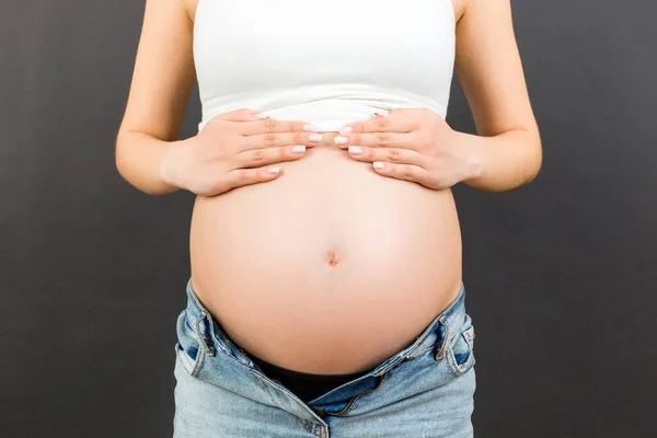 Großaufnahme Einer Schwangeren Frau Jeans Mit Reißverschluss Die Ihren Nackten — Stockfoto