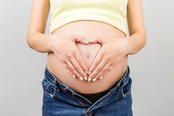 Großaufnahme Einer Schwangeren Frau Geöffneten Jeans Die Vor Buntem Hintergrund — Stockfoto