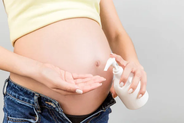 Primer Plano Mujer Embarazada Jeans Desabrochados Usando Crema Humedad Para — Foto de Stock