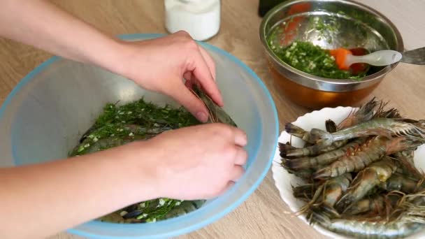 Camarones Marinados Manos Femeninas Encurtidos Camarones Crudos Tazón Cocina Casera — Vídeo de stock