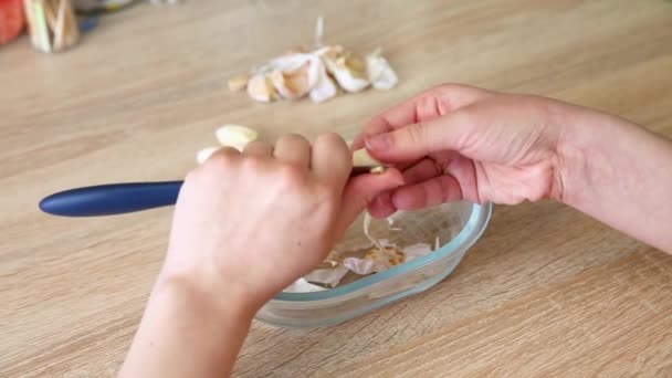 Mädchen Schält Knoblauch Mit Einem Messer Der Heimischen Küche Frau — Stockvideo