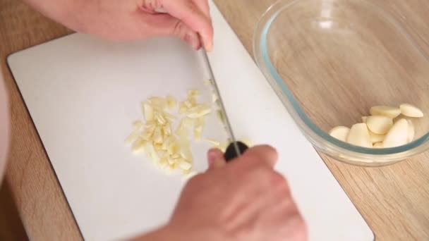 Chica Corta Ajo Con Cuchillo Tablero Mujer Cocina Picado Ajo — Vídeos de Stock