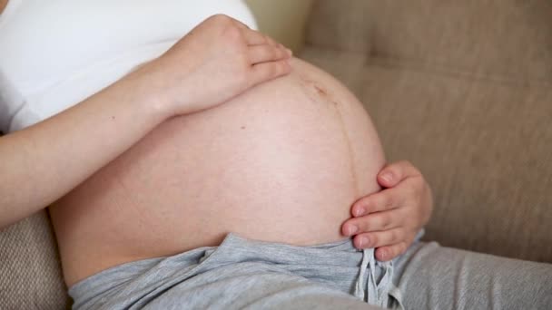 Una Madre Cariñosa Acaricia Una Barriga Embarazada Desnuda Con Dos — Vídeo de stock
