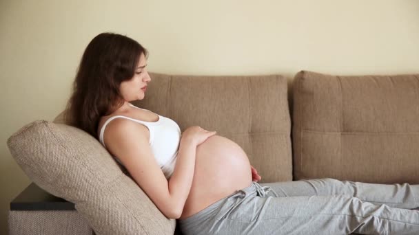 Den Gravida Kvinnan Ligger Soffan Och Känner Smärta När Sammandragningar — Stockvideo