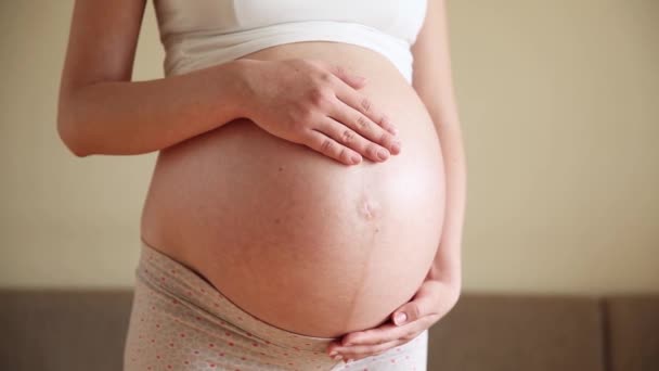 Starající Matka Pohladí Nahé Těhotné Bříško Oběma Rukama Světelné Místnosti — Stock video