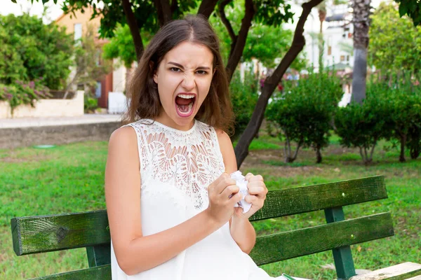 Irritada Irritada Menina Está Segurando Papel Amassado Sentado Banco Parque — Fotografia de Stock