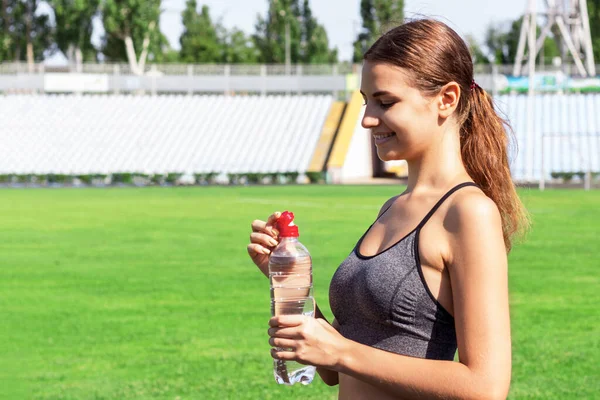 Hermosa Mujer Está Bebiendo Agua Escuchando Música Los Auriculares Estadio — Foto de Stock