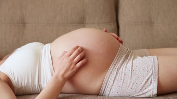 Une Mère Attentionnée Caresse Ventre Enceinte Deux Mains Sur Une — Video