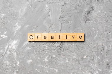 Tahta blokta yazılmış yaratıcı bir kelime. tablo üzerinde yaratıcı metin, konsept.
