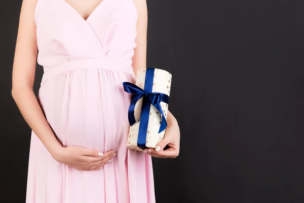 Imagen Recortada Mujer Embarazada Vestido Rosa Sosteniendo Una Caja Regalo — Foto de Stock
