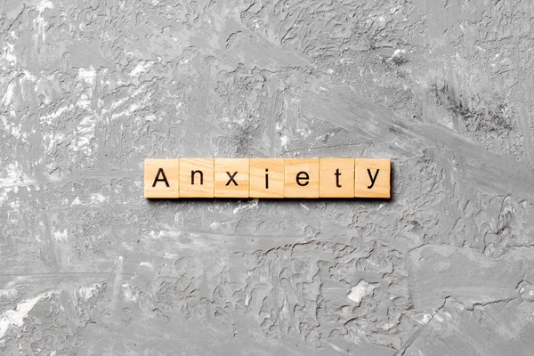 Anxiety Slovo Napsané Dřevěných Tvárnicích Anxiety Text Stole Koncept — Stock fotografie