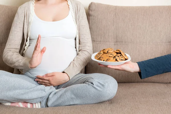 Primer Plano Mujer Embarazada Sentada Sofá Niega Comer Galletas Hace — Foto de Stock