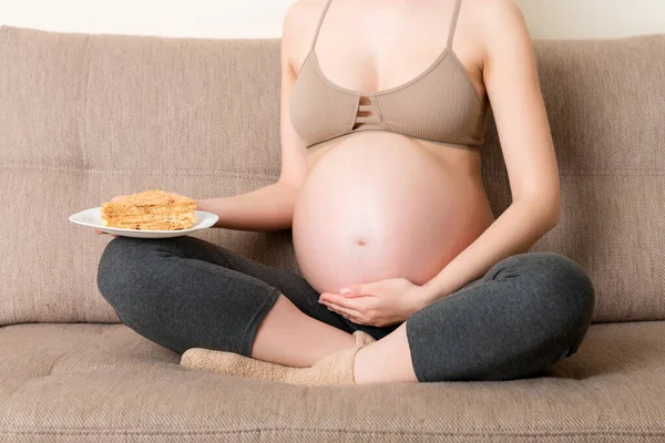 Gros Plan Femme Enceinte Excitée Mange Une Tranche Gâteau Reposant — Photo