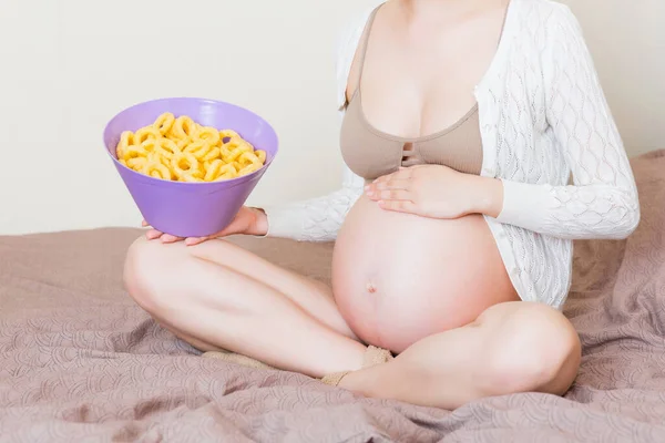 Gros Plan Femme Enceinte Assise Sur Lit Mange Des Croustilles — Photo