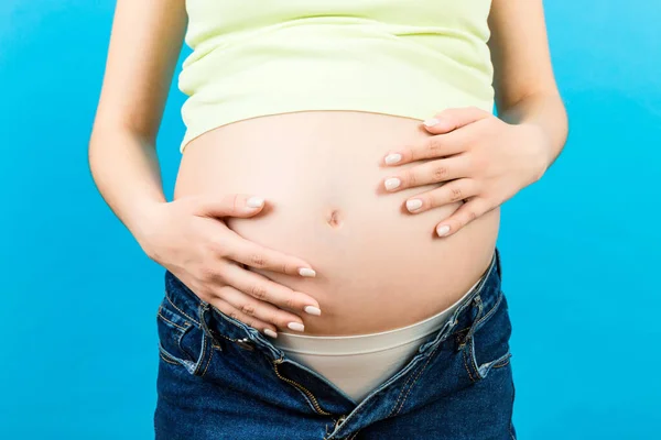 Primo Piano Attesa Madre Jeans Senza Zip Che Mostra Sua — Foto Stock