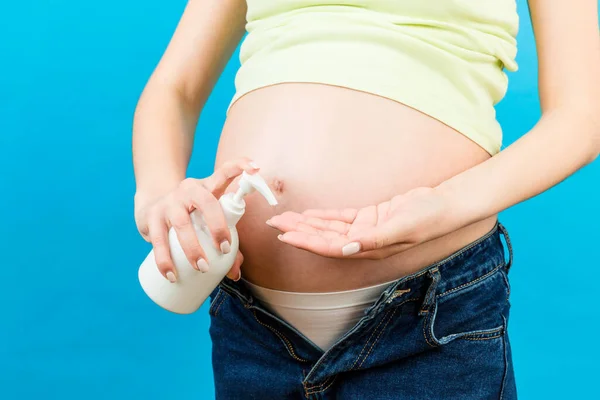 Primer Plano Mujer Embarazada Jeans Desabrochados Usando Crema Humedad Para — Foto de Stock