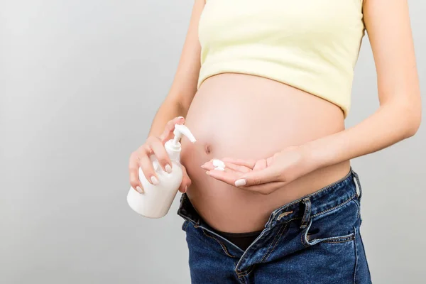 Primer Plano Mujer Embarazada Jeans Desabrochados Usando Crema Humedad Para —  Fotos de Stock