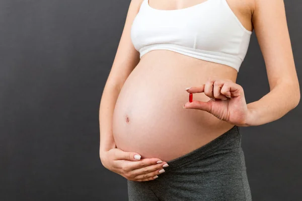 Primo Piano Una Pillola Mano Donna Incinta Sfondo Colorato Con — Foto Stock