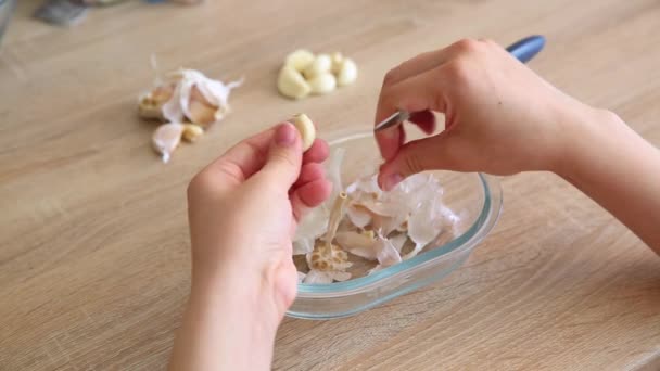 Flicka Skalar Vitlök Med Kniv Köket Kvinna Räknade Vitlök Köksbordet — Stockvideo