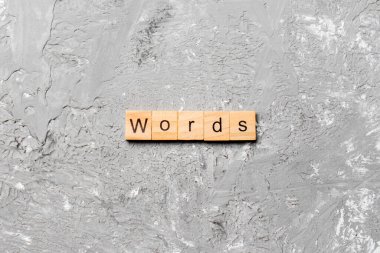 Tahta blokta yazılı kelimeler. Çimento sehpası üzerinde kelime metni, konsept.