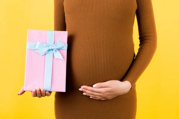 Imagen Recortada Caja Regalo Manchada Color Rosa Mano Mujer Embarazada — Foto de Stock
