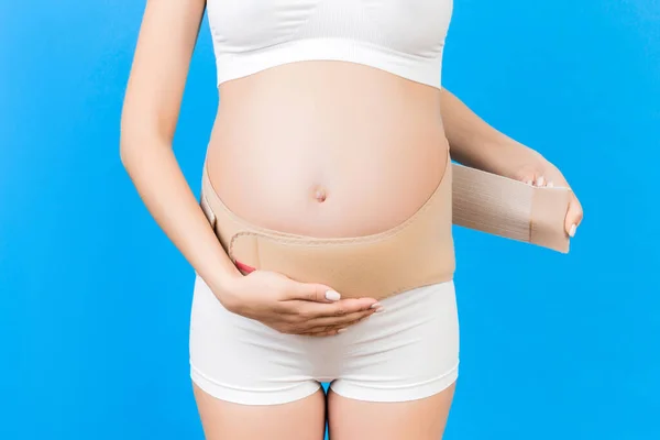 Κοντινό Πλάνο Της Εγκύου Εσώρουχα Που Ντύνει Τον Κορσέ Εγκυμοσύνης — Φωτογραφία Αρχείου