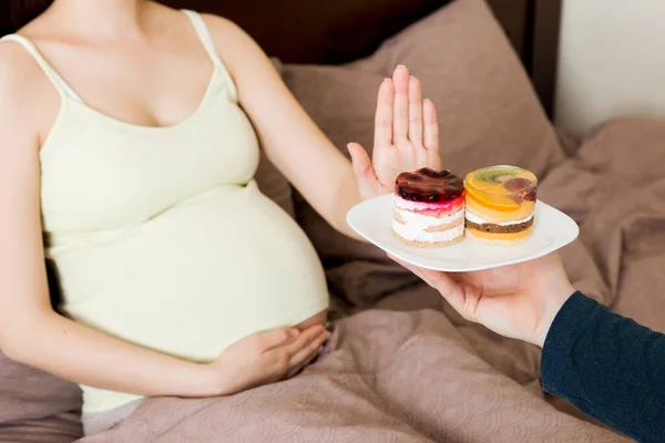 Primo Piano Della Donna Incinta Sdraiata Letto Non Vuole Mangiare — Foto Stock