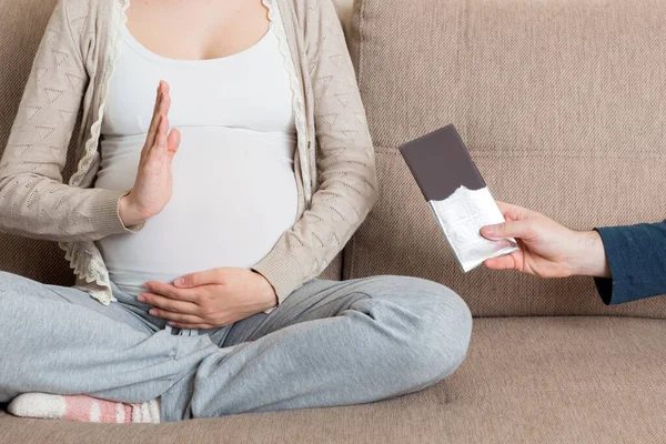 Primer Plano Mujer Embarazada Sentada Sofá Niega Comer Una Barra — Foto de Stock