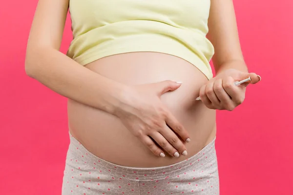 Gesneden Afbeelding Van Zwangere Vrouw Die Insuline Injecteert Suikerspiegel Een — Stockfoto