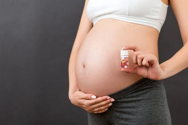 Primo Piano Una Bottiglia Pillole Vitaminiche Nella Mano Della Donna — Foto Stock