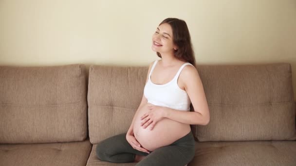 Portret Van Zorgzame Moeder Streelt Een Naakte Zwangere Buik Met — Stockvideo